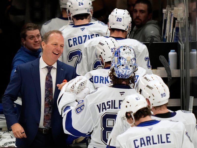 Tréner Tampa Bay Lightning Jon Cooper ďakuje po zápase hráčom