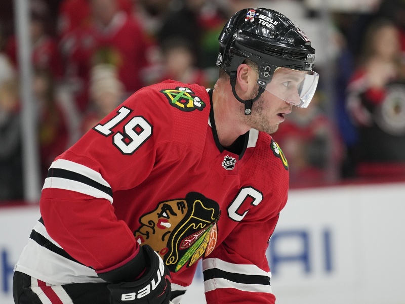 Jonathan Toews v drese Chicaga