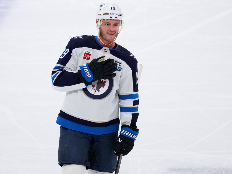 Jonathan Toews z Winnipegu zažil emotívny návrat na ľad Chicaga