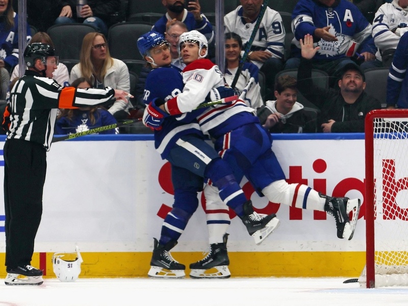 Juraj Slafkovský a William Nylander z Toronta vo vzájomnom súboji počas zápasu zámorskej NHL