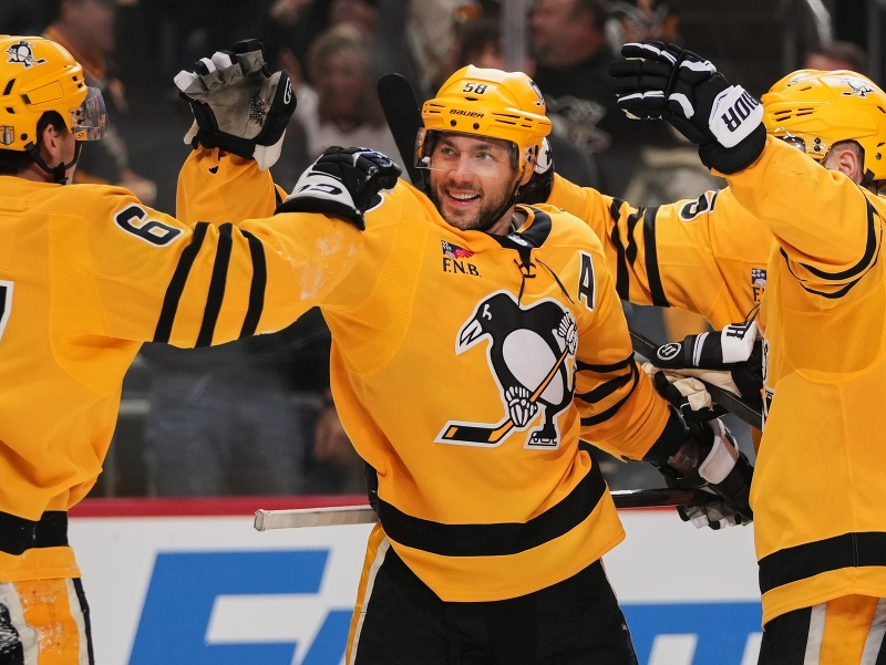 Kris Letang oslavuje vsietený gól
