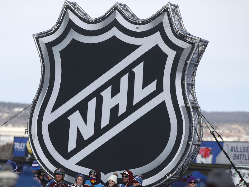Fanúšikovia držia logo NHL
