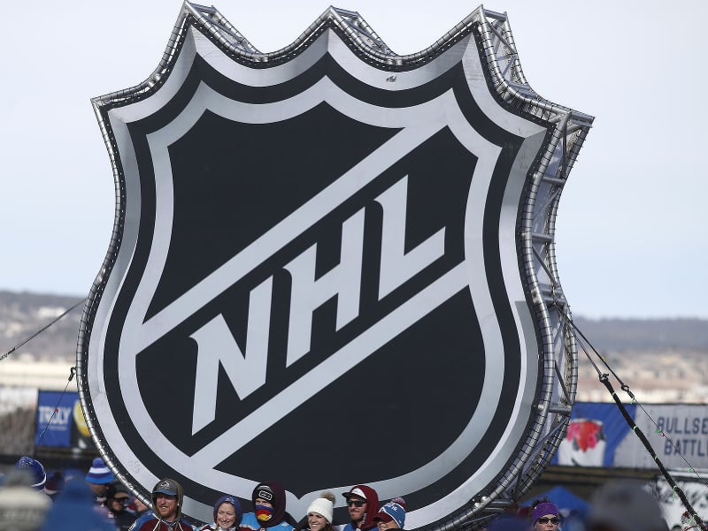 Fanúšikovia držia logo NHL