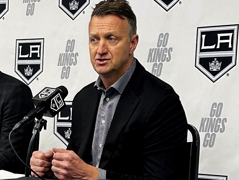Už bývalý generálny manažér Los Angeles Kings Rob Blake hovorí s novinármi 