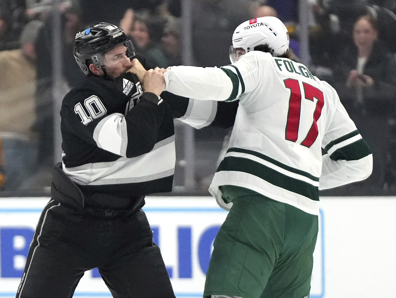 Tanner Jeannot a Marcus Foligno v pästnom súboji