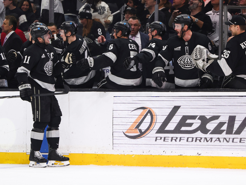 Anže Kopitar a jeho gólové oslavy so spoluhráčmi