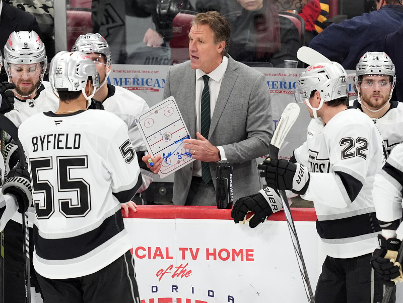 Už bývalý tréner LA Kings Jim Hiller dáva hráčom pokyny