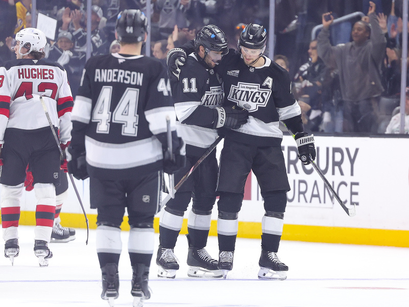 Tešiaci sa Anže Kopitar (11) a Adrian Kempe