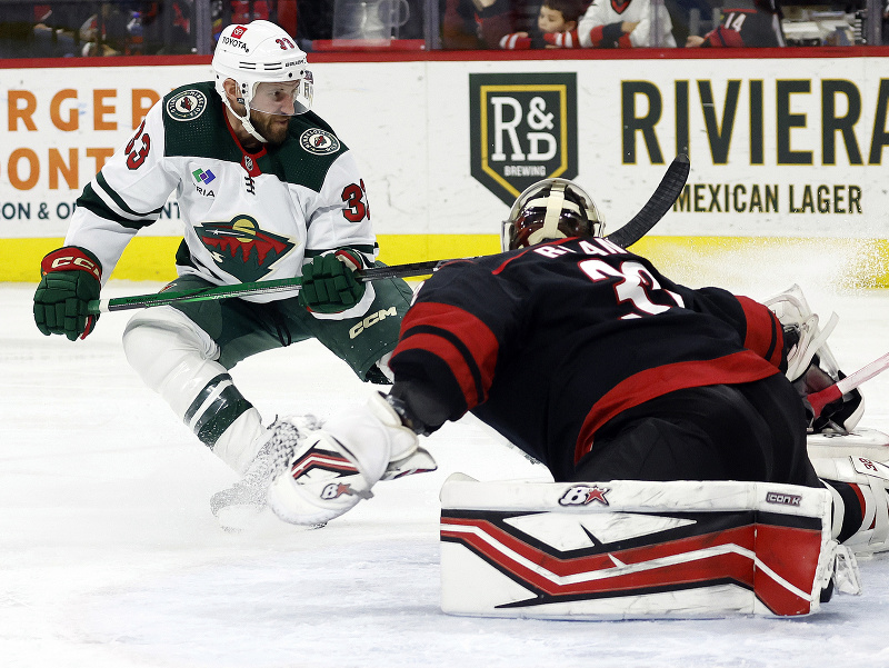Alex Goligoski (vľavo) v drese Minnesoty Wild