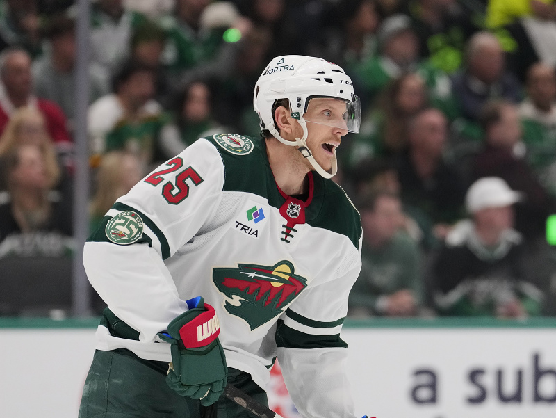 Obranca Jonas Brodin z Minnesota Wild
