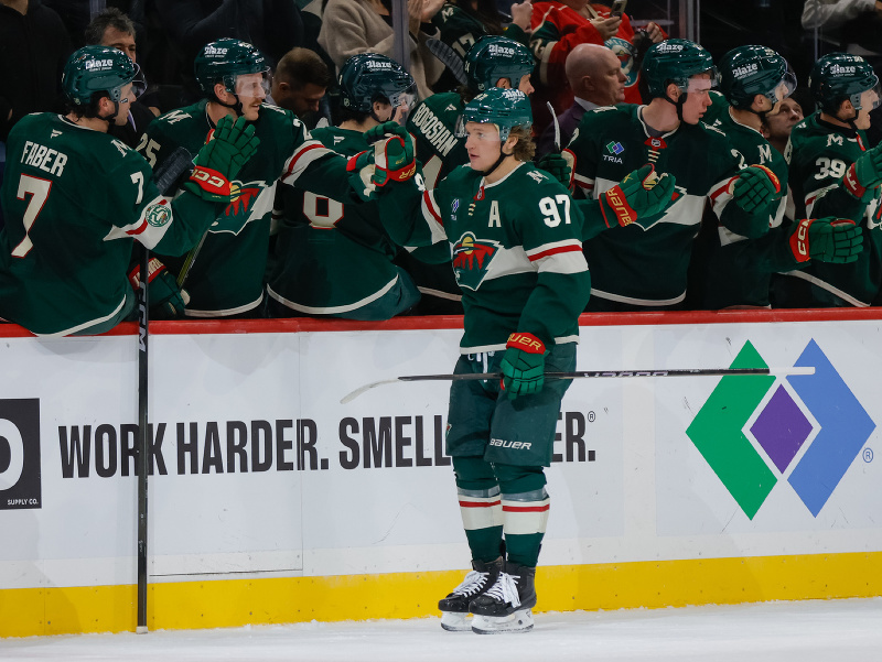 Ľavé krídlo Minnesoty Wild Kirill Kaprizov (97) prijíma gratulácie od spoluhráčov po tom, čo v druhej tretine zápasu NHL proti Coloradu Avalanche strelil svoj druhý gól v zápase