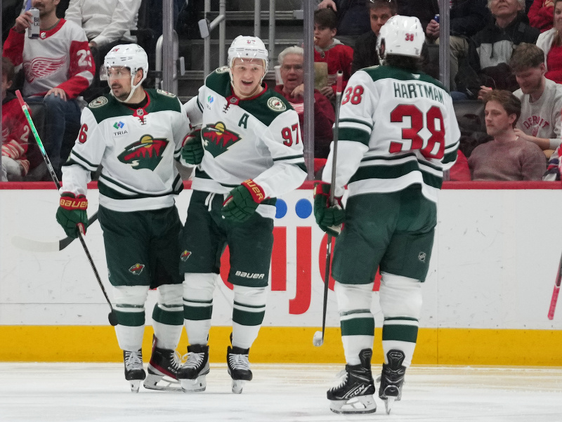 Kirill Kaprizov (v strede) so spoluhráčmi oslavuje gól Minnesoty