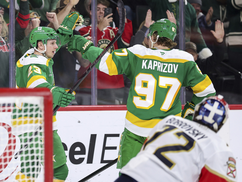Marco Rossi (vľavo) a Kirill Kaprizov (97) oslavujú gól Minnesoty