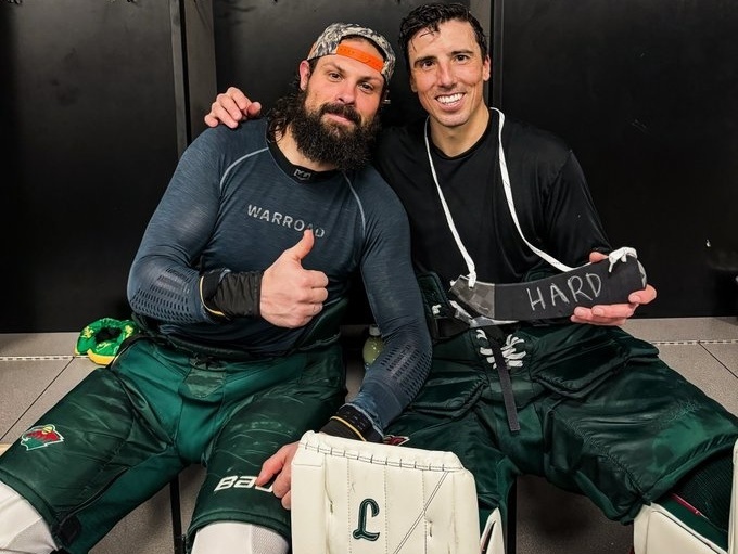 Brankár Minnesoty Marc-André Fleury (vpravo) vyrovnal rekord NHL