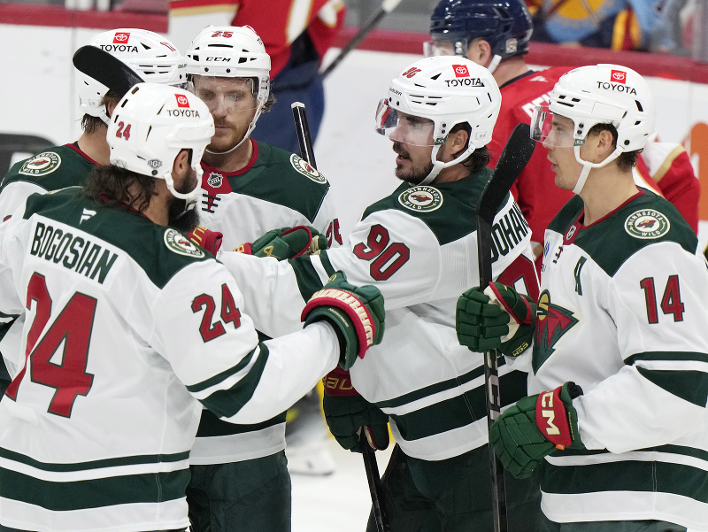Hráči Minnesoty Wild, v strede Marcus Johansson (90), vpravo Joel Eriksson Ek