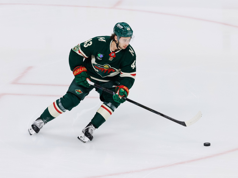 Americký obranca Quinn Hughes počas premiérového zápasu v drese Minnesoty Wild