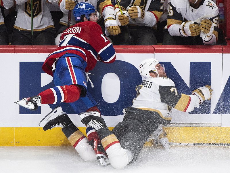 Hokejista Montrealu Canadiens Josh Anderson fauluje obrancu Vegas Alexa Pietrangela