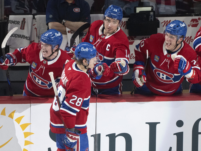 Hokejisti Montrealu Canadiens oslavujú gól, vpravo slovenský útočník Juraj Slafkovský 