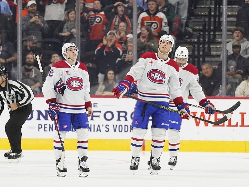 Juraj Slafkovský so spoluhráčmi z Montrealu počas zápasu zámorskej NHL