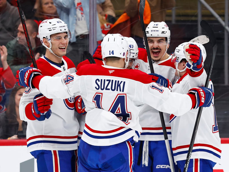 Hráči Canadiens oslavujú gól, úplne vľavo je Juraj Slafkovský
