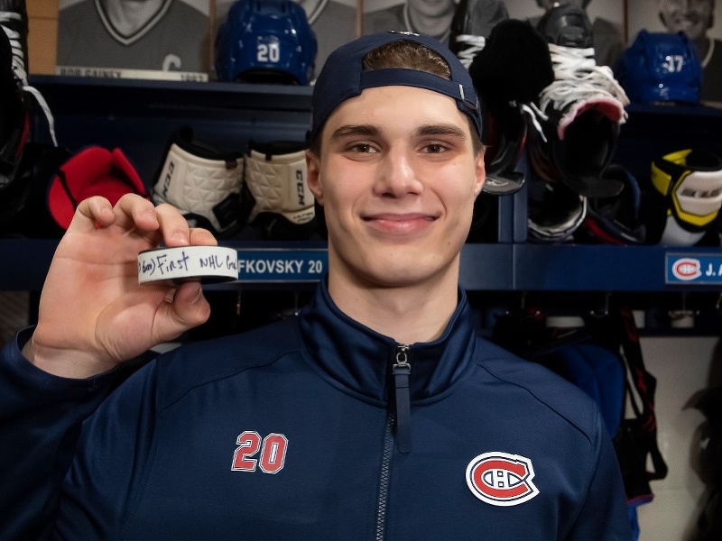 Juraj Slafkovský si odložil puk, s ktorým strelil svoj prvý gól v NHL