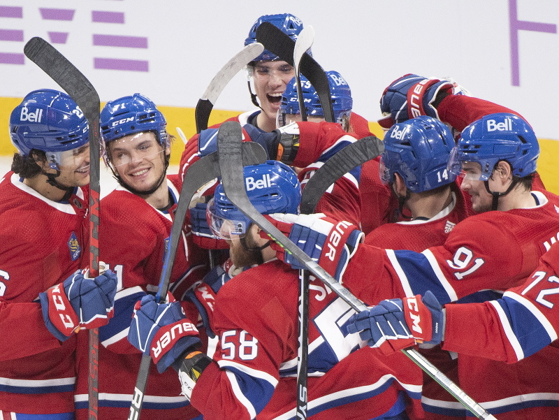 Hokejisti Montrealu Canadiens oslavujú víťazstvo