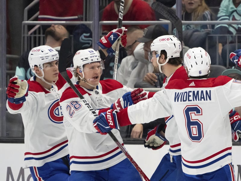 Hokejisti Montrealu Canadiens oslavujú gól, vľavo slovenský útočník Juraj Slafkovský