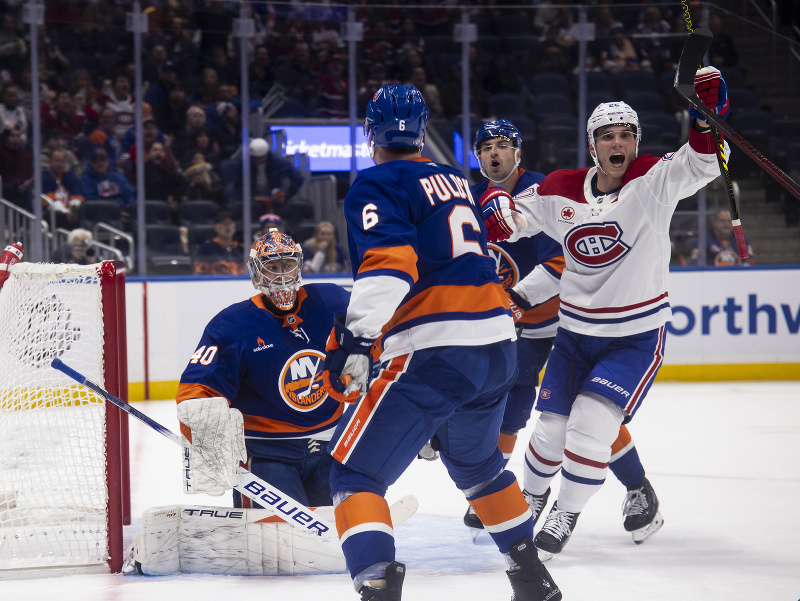 Juraj Slafkovský sa raduje po góle Montrealu do siete New Yorku Islanders