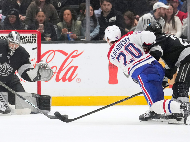 Juraj Slafkovský strieľa gól na ľade Kings, Darcy Kuemper márne zasahuje