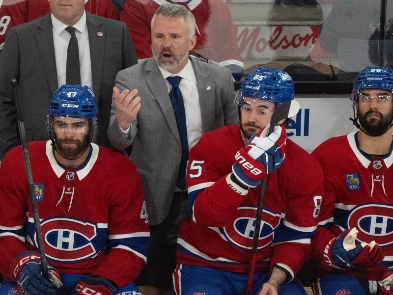 Tréner Montrealu Martin St. Louis reaguje počas play-off zápasu NHL