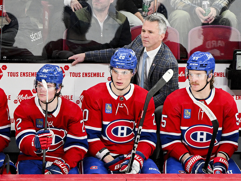 Juraj Slafkovský (uprostred) na lavičke Montrealu Canadiens 