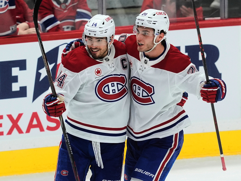 Juraj Slafkovsky a Nick Suzuki oslavujú gól 