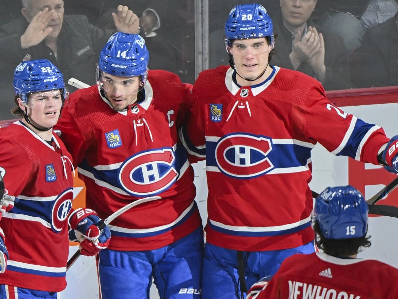 Hokejisti Montrealu Canadiens oslavujú gól, vpravo Slovák Juraj Slafkovský