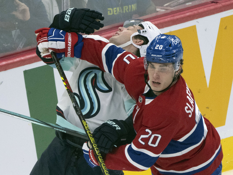 Will Borgen (Seattle) a Juraj Slafkovský (Montreal) v súboji
