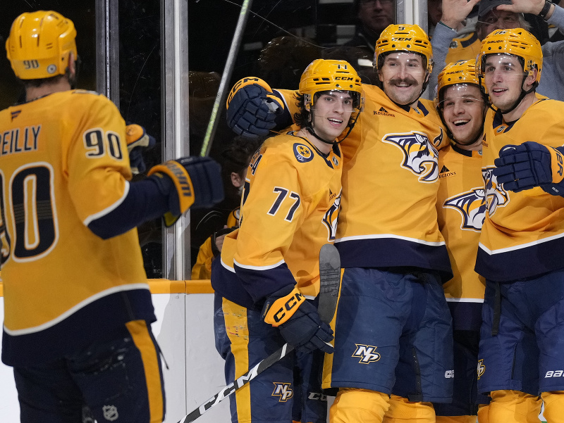 Tešiaci sa hokejisti Nashvillu Predators - zľava Luke Evangelista, Filip Forsberg, Nick Blankenburg a Brady Skjei