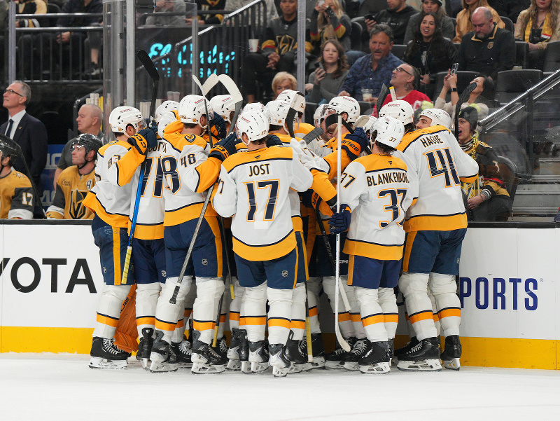 Hráči Predators oslavujú gól Stevena Stamkosa