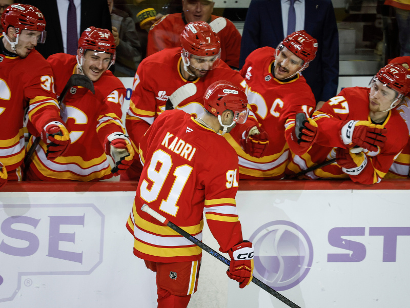 Nazem Kadri  (v popredí uprostred) sa raduje so spoluhráčmi z gólu v zápase zámorskej NHL Calgary - Dallas