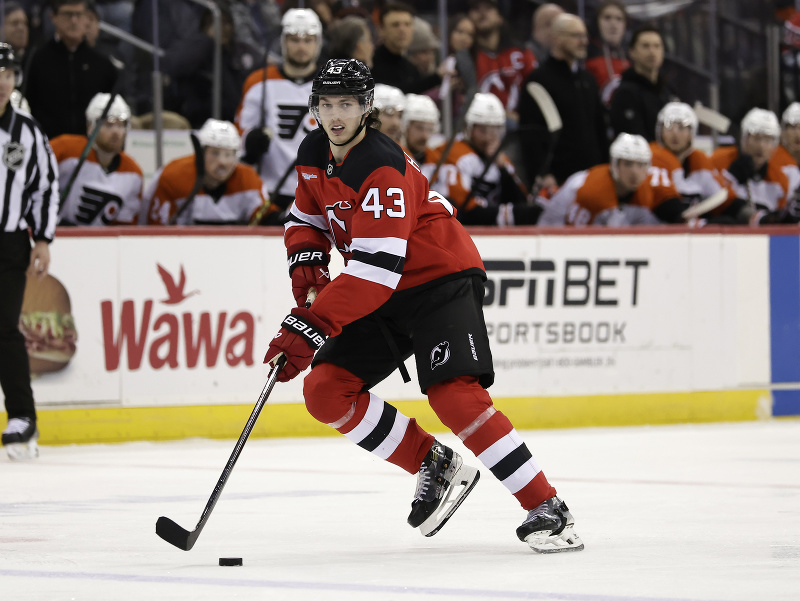 Obranca Luke Hughes z New Jersey Devils
