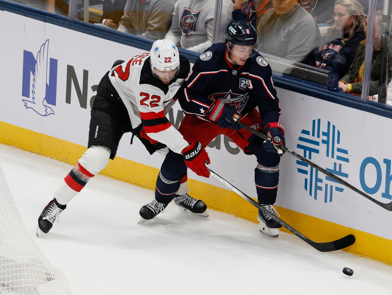 Brett Pesce (vľavo) a Zach Werenski v súboji o puk