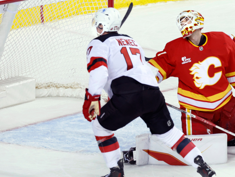 Šimon Nemec prekonáva brankára Calgary Devina Cooleyho