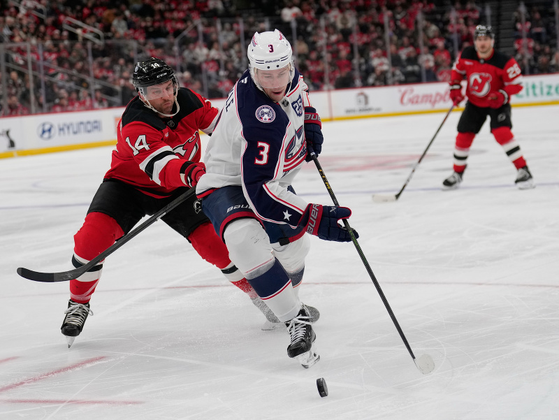 Charlie Coyle s pukom na čepeli, za ním Luke Glendening