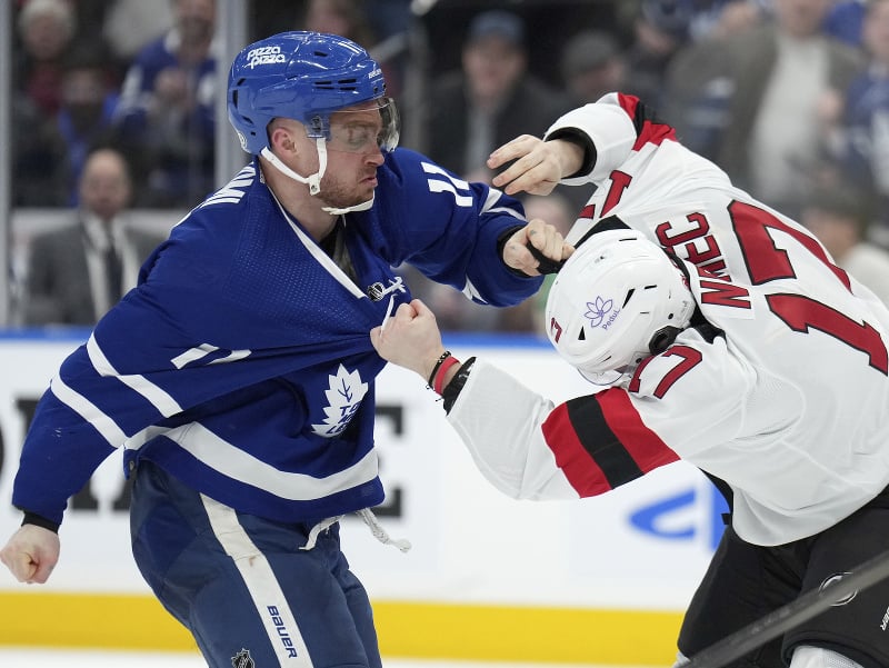 Hráč Toronta Maple Leafs Max Domi (11) sa pobil so slovenským hokejistom Šimonom Nemcom