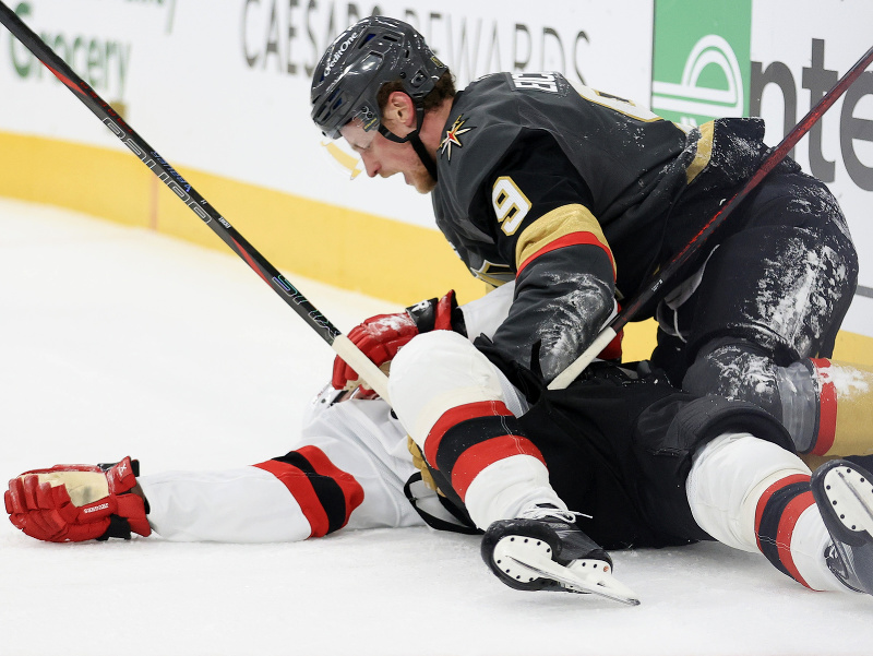 Jack Hughes sa zranil po strete s Jackom Eichelom