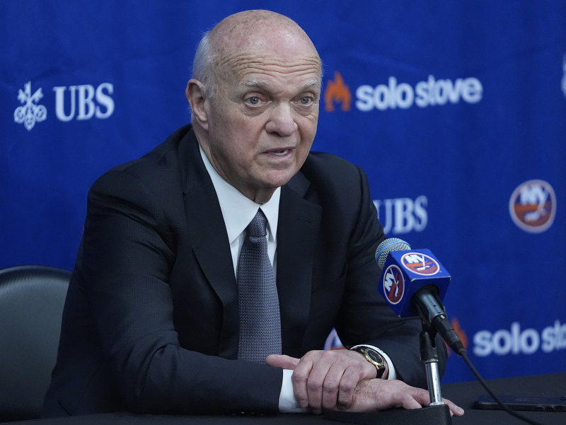 Lou Lamoriello, GM New Yorku Islanders, počas tlačovej konferencie