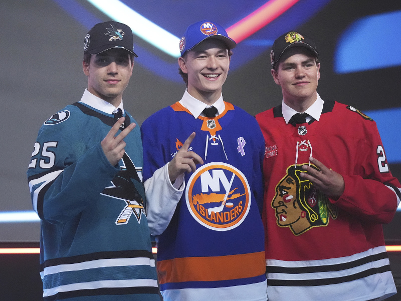Draftová jednotka NHL Damian Schaefer, po jeho bokoch Michael Misa a Anton Frondell