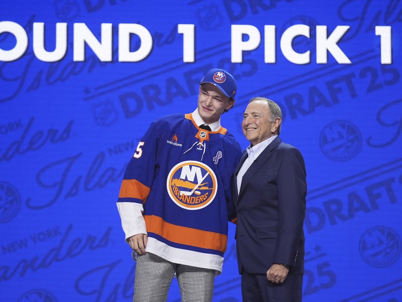 Draftová jednotka NHL Matthew Schaefer a šéf NHL Gary Bettman 