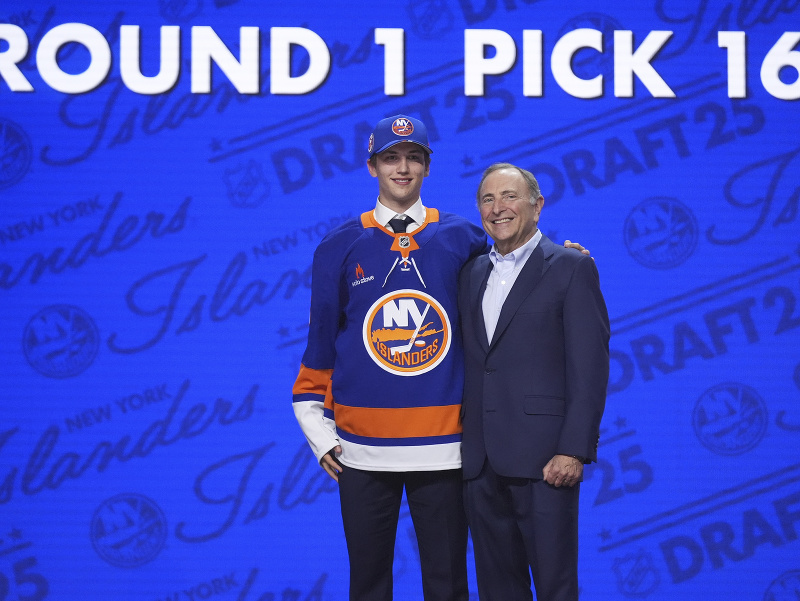 Švéd Victor Eklund s komisárom NHL Garym Bettmanom krátko po drafte