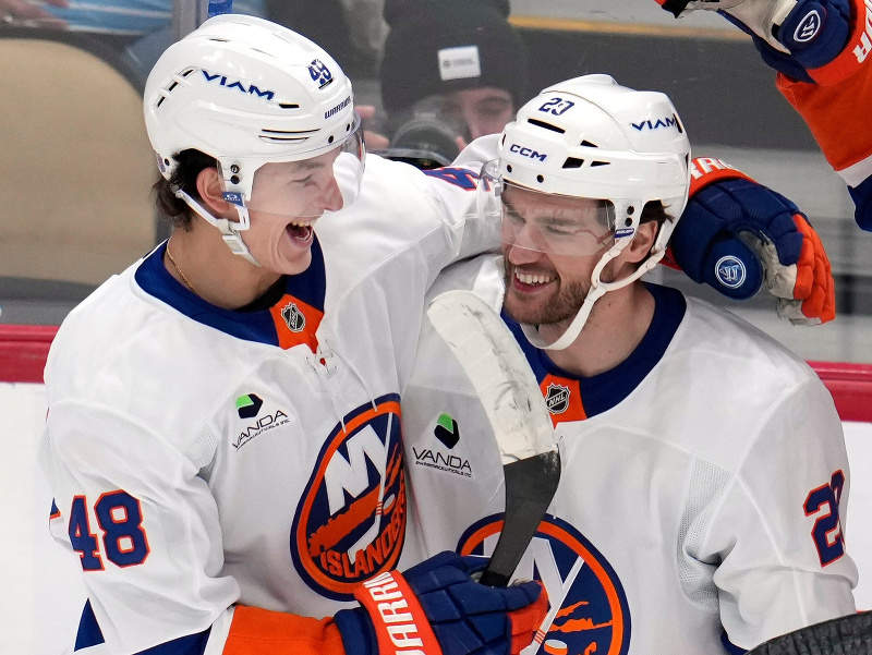 Matthew Schaefer a Jonathan Drouin sa tešia z gólu