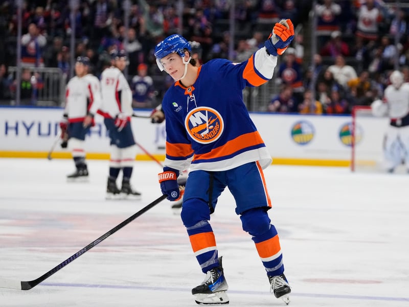 Matthew Schaefer, jednotka draftu NHL, oslavuje prvý gól v profilige