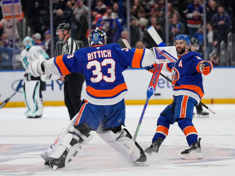 Brankár David Rittich a útočník Kyle Palmieri oslavujú víťazstvo NY Islanders
